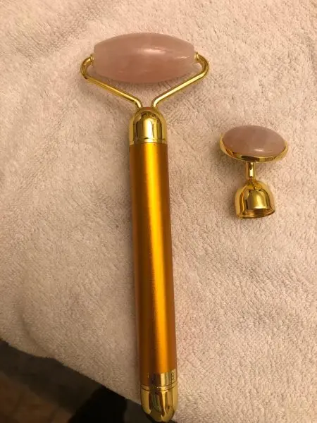 Click to view full screen Δονούμενο κυλινδρικό ρόλερ προσώπου - Facial roller photo review