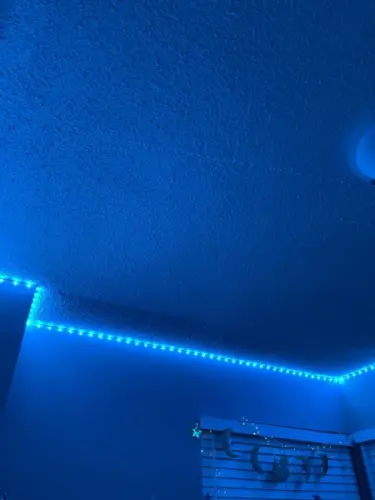 Click to view full screen Αυτοκόλλητη RGB LED ταινία 5 μέτρων με τηλεχειριστήριο – RGB LED Strip photo review